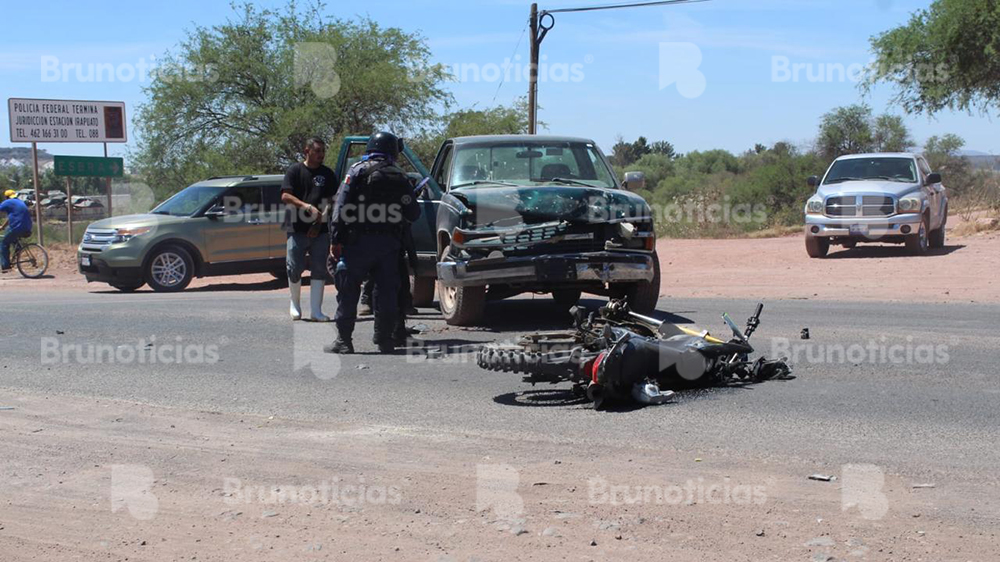Choque de camioneta y motocicleta en Santa Ana Pacueco deja 1 herido