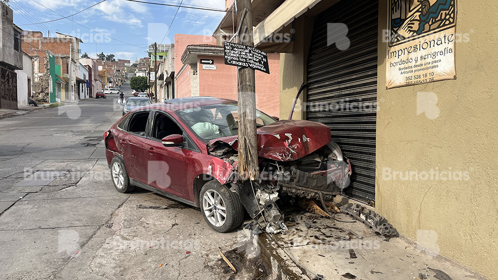 Choque múltiple en La Piedad; auto derriba poste y colisiona otros 2 vehículos