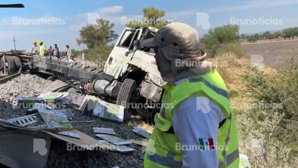 El tren colisiona a camión en Corralejo, Pénjamo; chofer sobrevive