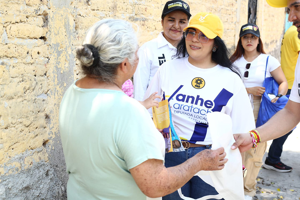 Ciudadanos de Zináparo e Ixtlán escuchan a Vanhe Caratachea